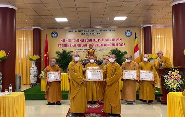 Hòa thượng Thích Thanh Nhiễu trao Bằng tuyên dương công đức tới các tập thể và cá nhân Hòa thượng Thích Thanh Nhiễu trao Bằng tuyên dương công đức tới các tập thể và cá nhân