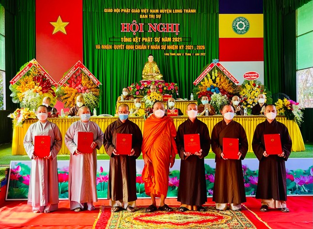 Hòa thượng Thích Bửu Chánh trao quyết định chuẩn y nhân sự đến các thành viên Ban Trị sự Phật giáo huyện Long Thành nhiệm kỳ 2021-2026