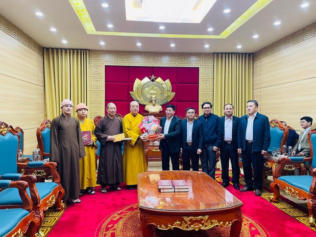 Hòa thượng Thích Thanh Nhiễu tặng quà mừng Xuân 2022 tại cơ quan Tỉnh ủy Nghệ An Hòa thượng Thích Thanh Nhiễu tặng quà mừng Xuân 2022 tại cơ quan Tỉnh ủy Nghệ An