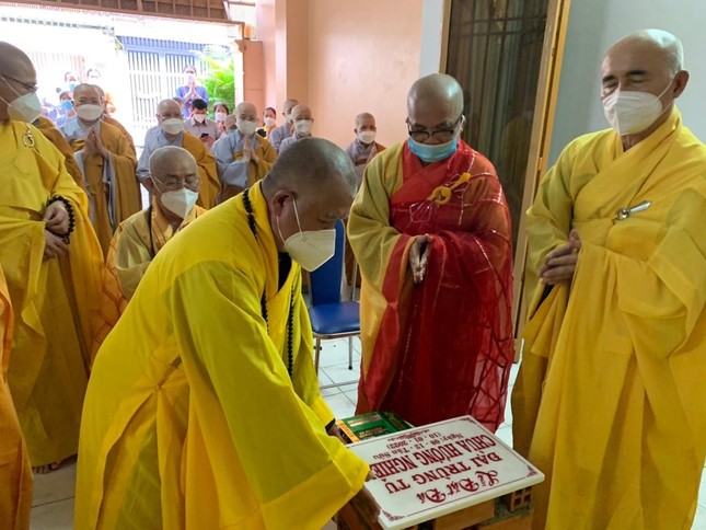 Chư tôn đức đặt viên đá xây dựng ngôi đại hùng bảo điện chùa Hương Nghiêm