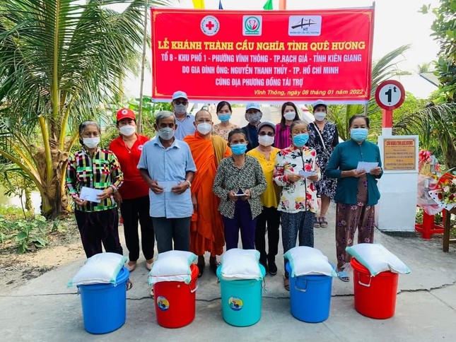 Tặng quà cho người dân khó khăn Tặng quà cho người dân khó khăn
