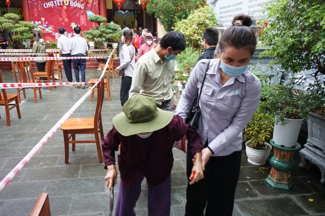 Người dân đến với phiên chợ 0 đồng