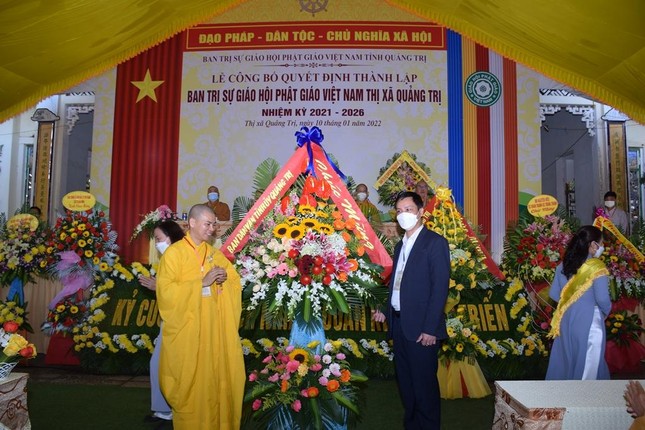 Lẵng hoa tươi thắm của Ban Dân vận Tỉnh ủy Quảng Trị được trao tặng tại buổi lễ Lẵng hoa tươi thắm của Ban Dân vận Tỉnh ủy Quảng Trị được trao tặng tại buổi lễ