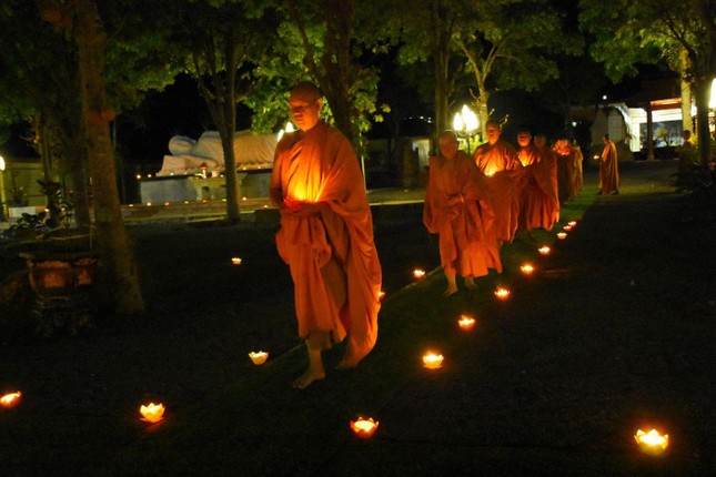 Chư Tăng tham dự khóa tu "Một ngày sống chung an lạc" Chư Tăng tham dự khóa tu "Một ngày sống chung an lạc"