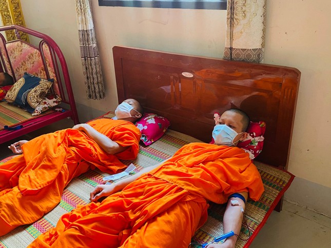 Chư Tăng chùa Sóc Xoài tham gia hiến máu Chư Tăng chùa Sóc Xoài tham gia hiến máu