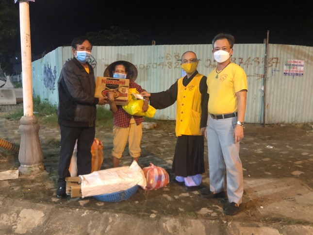 Thượng tọa Thích Thông Quang cùng nhóm thiện nguyện Lam Yêu Thương tặng quà đến người yếu thế