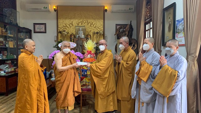 Hòa thượng Viện trưởng Viện Nghiên cứu Phật học VN tặng quà đến Trung tâm dịch thuật Trí Tịnh Hòa thượng Viện trưởng Viện Nghiên cứu Phật học VN tặng quà đến Trung tâm dịch thuật Trí Tịnh