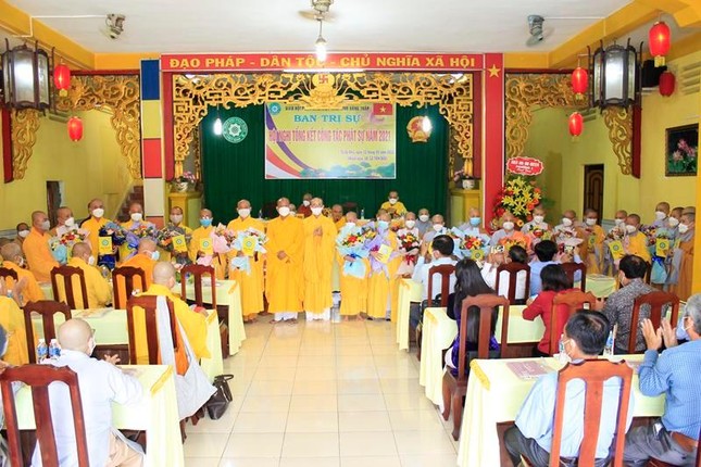 Trao quyết định và tặng hoa chúc mừng chư tôn đức Tăng, Ni Phật giáo tỉnh Đồng Tháp được tấn phong Giáo phẩm