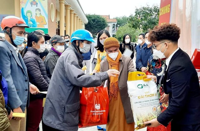 Trao quà Tết cho hộ nghèo tại chương trình “Phiên chợ 0 đồng” Trao quà Tết cho hộ nghèo tại chương trình “Phiên chợ 0 đồng”