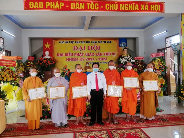 Tặng Giấy khen cho tập thể, cá nhân xuất sắc Tặng Giấy khen cho tập thể, cá nhân xuất sắc