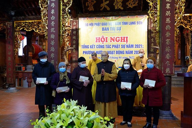 Hòa thượng Thích Quảng Tùng trao quà Tết cho các gia đình Phật tử có hoàn cảnh khó khăn Hòa thượng Thích Quảng Tùng trao quà Tết cho các gia đình Phật tử có hoàn cảnh khó khăn