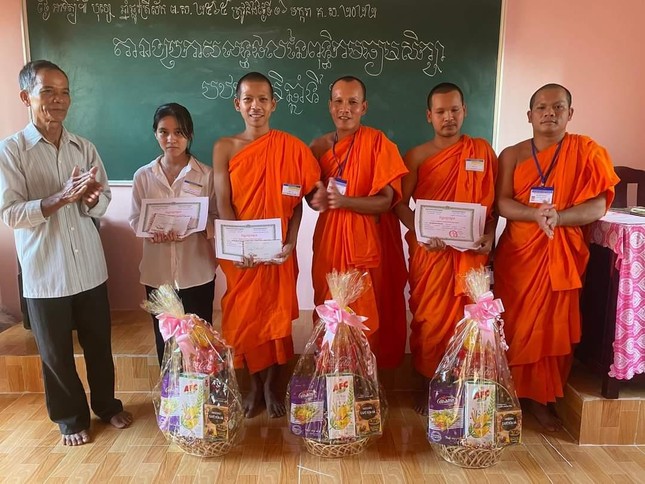 Chùa Bảy Xào Giữa (Trà Cú) trao phần thưởng và cấp Giấy chứng nhận cho thí sinh đậu kỳ thi