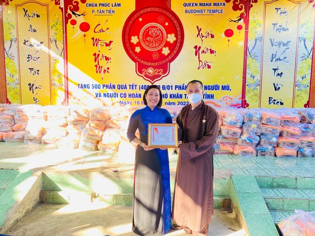 Thượng tọa Thích Minh Trí nhận &quot;Kỷ niệm chương vì sự nghiệp nhân đạo”