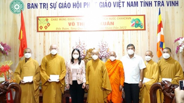 Phó Chủ tịch nước chụp ảnh lưu niệm cùng Ban Trị sự Phật giáo tỉnh Trà Vinh Phó Chủ tịch nước chụp ảnh lưu niệm cùng Ban Trị sự Phật giáo tỉnh Trà Vinh