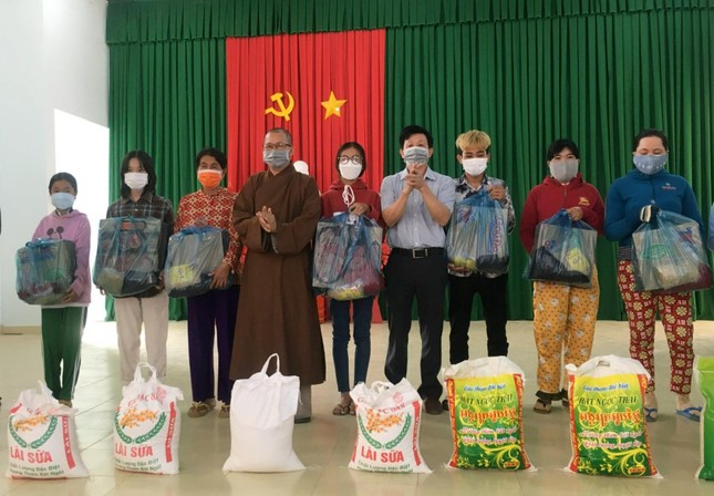 Đại đức Thích Nguyên Quả trao quà cho hộ cận nghèo tại thôn Phò Trì, xã Tân Thắng, huyện Hàm Tân, Bình Thuận