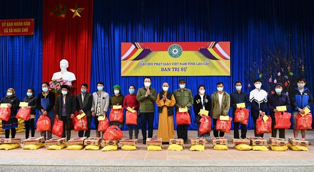 Tặng quà đến các hộ nghèo ở xã Tả Ngài Chồ, huyện Mường Khương, tỉnh Lào Cai Tặng quà đến các hộ nghèo ở xã Tả Ngài Chồ, huyện Mường Khương, tỉnh Lào Cai