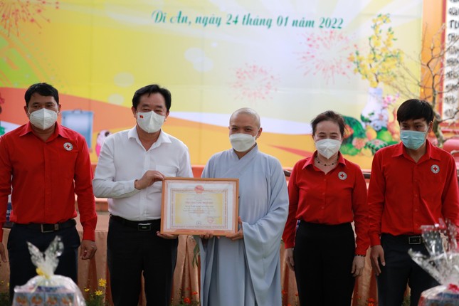 Ông Nguyễn Hoàng Thao trao tặng Bằng ghi nhận tấm lòng vàng đến Ni sư Hương Nhũ