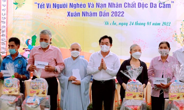 Trao tặng những phần quà Tết đến bà con