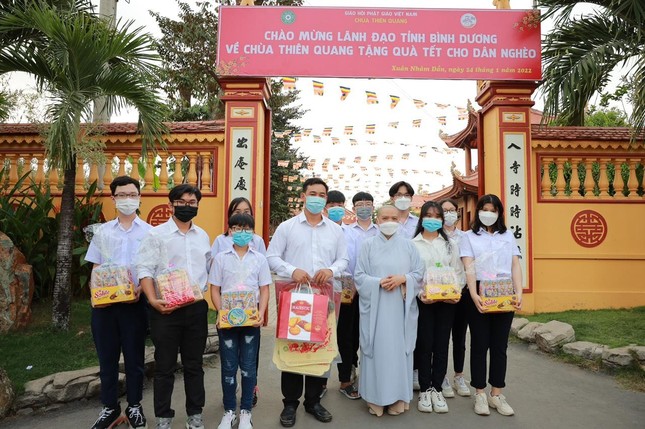 Tặng quà cho trẻ em nghèo đón Tết