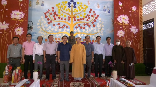 Lãnh đạo huyện Tam Nông thăm, chúc mừng năm mới đến Ban Trị sự Phật giáo huyện tại chùa Quê Hương