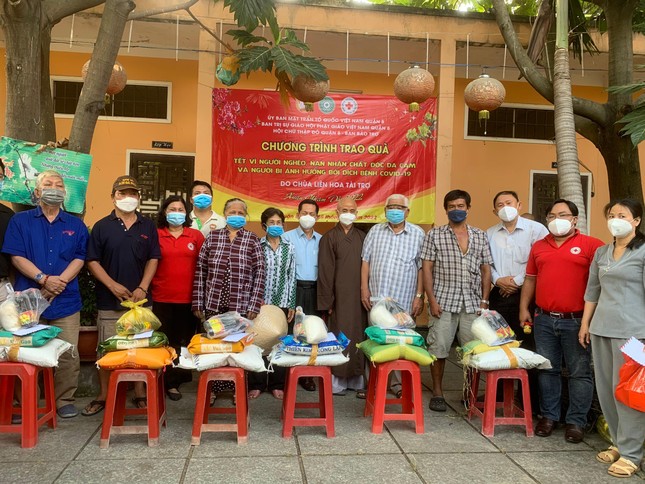 Thượng tọa Thích Thiện Quý cùng chính quyền địa phương trong buổi phát quà Tết