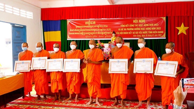 Tặng Bằng tán dương công đức cho tập thể, cá nhân xuất sắc