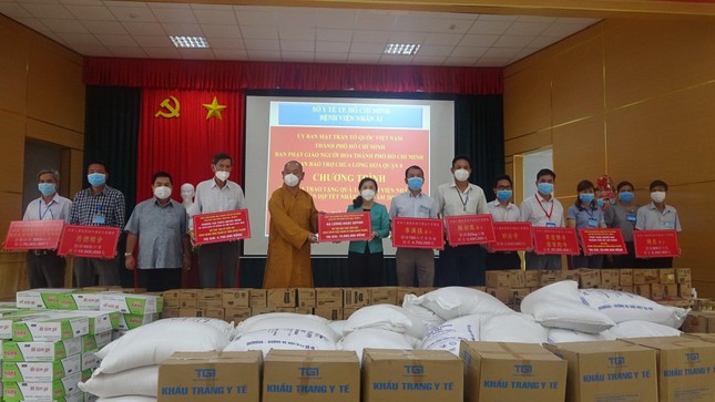 Thượng tọa Thích Huệ Công trao bảng tượng trưng số tiền đến y bác sĩ Bệnh viện Nhân Ái