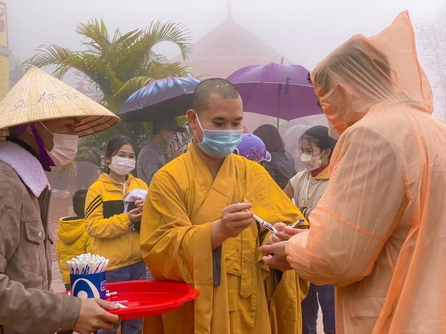 Nhiều người dân đội mưa về dự lễ và được nhà chùa trao bút đầu năm