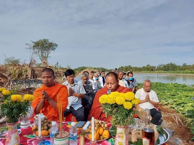 Chư Tăng và người dân địa phương trong buổi lễ khởi công xây dựng cầu nông thôn tại ấp Hòa Lục, xã Hiệp Hòa, huyện Cầu Ngang, tỉnh Trà Vinh
