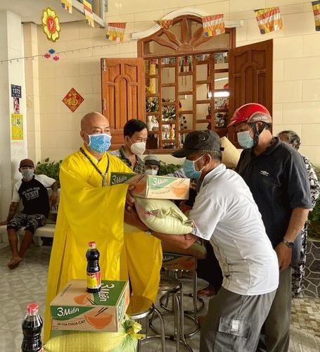 Hòa thượng Thích Bửu Hòa tận tay trao quà đến bà con khó khăn ở huyện Gò Công Đông