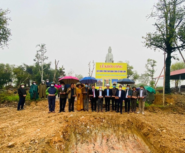 Chư Tăng và đại biểu chính quyền đặt viên gạch đầu tiên chính thức xây dựng công trình cổng tam quan chùa Vạn Linh Chư Tăng và đại biểu chính quyền đặt viên gạch đầu tiên chính thức xây dựng công trình cổng tam quan chùa Vạn Linh