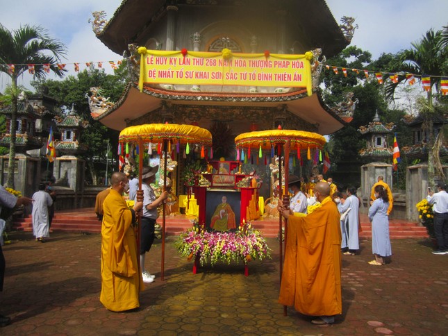 Di ảnh Tổ sư được đặt trước bảo tháp Di ảnh Tổ sư được đặt trước bảo tháp