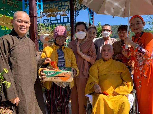 Chùa Hòa Khánh tặng quà đến bà con nghèo