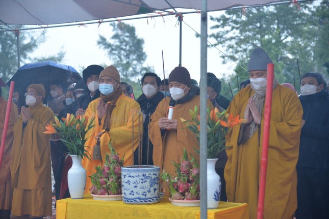 Chư tôn đức dâng hương cầu nguyện Chư tôn đức dâng hương cầu nguyện