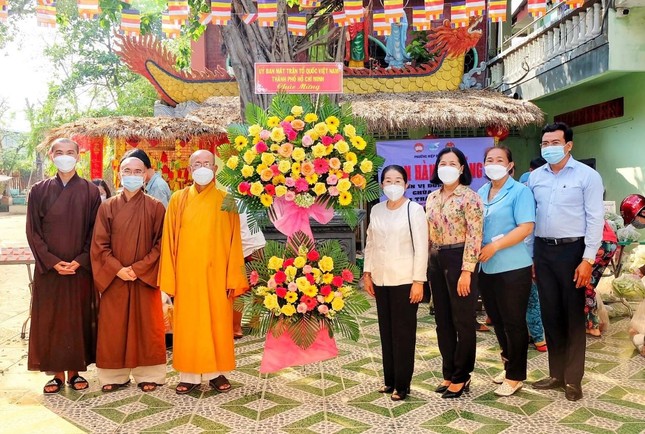 Ủy ban MTTQVN TP.HCM tặng hoa chúc mừng khai mạc phiên chợ 0 đồng tại chùa An Lạc (phường Hiệp Bình Chánh, TP.Thủ Đức) - Ảnh: Minh Đức