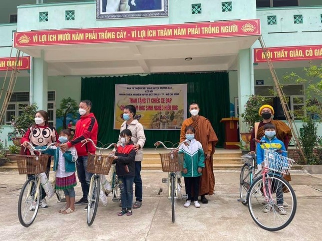 Trao tặng xe đạp đến các em học sinh nghèo, hiếu học Trao tặng xe đạp đến các em học sinh nghèo, hiếu học