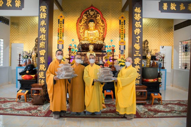 Cúng dường vật phẩm