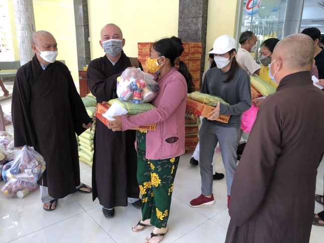 Chư Tăng tận tay trao quà đến bà con Hội Người mù - Ảnh: Thiện Tài Chư Tăng tận tay trao quà đến bà con Hội Người mù - Ảnh: Thiện Tài