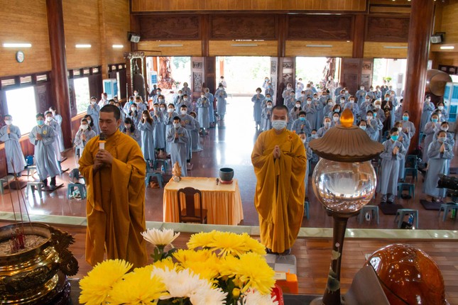Chư Tăng và Phật tử đảnh lễ Tam bảo Chư Tăng và Phật tử đảnh lễ Tam bảo