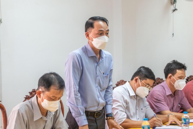 Bác sĩ Phạm Xuân Hải trao đổi và triển khai các phương án y tế tại trường Bác sĩ Phạm Xuân Hải trao đổi và triển khai các phương án y tế tại trường