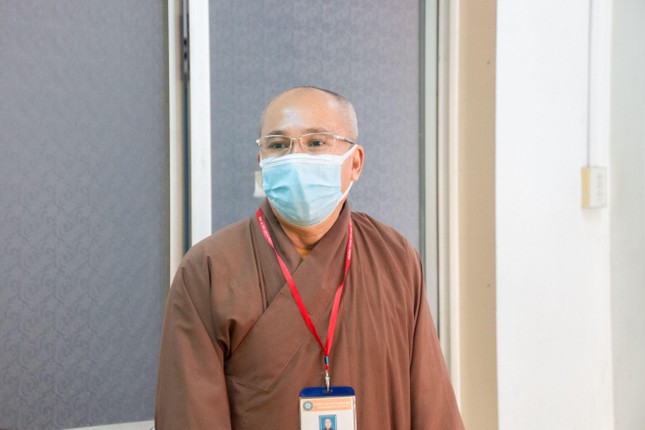 Thượng tọa Thích Minh Thành báo cáo tại phiên họp Thượng tọa Thích Minh Thành báo cáo tại phiên họp