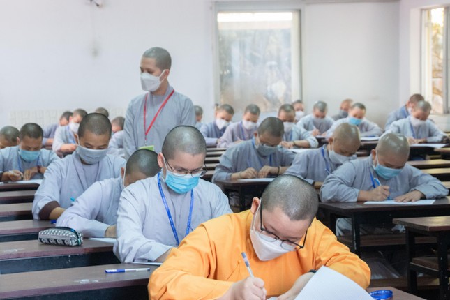 Ni sinh làm bài thi Ni sinh làm bài thi