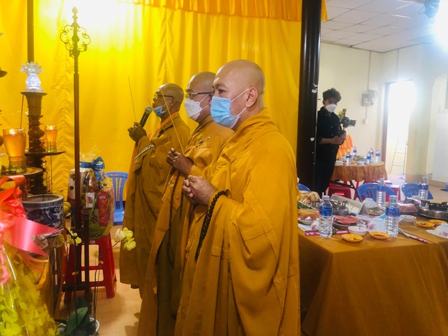 Chư tôn đức dâng hương tưởng niệm Chư tôn đức dâng hương tưởng niệm