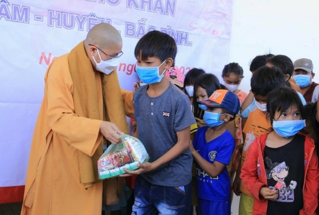 Sư cô Mẫn Liên trao quà cho các em xã vùng cao Phan Lâm