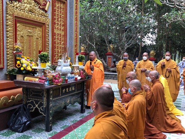Đại đức Thích Bửu Đăng xướng lễ Đại đức Thích Bửu Đăng xướng lễ