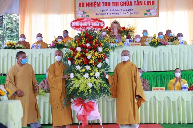 Ban Trị sự Phật giáo tỉnh Bến Tre tặng hoa chúc mừng Ban Trị sự Phật giáo tỉnh Bến Tre tặng hoa chúc mừng