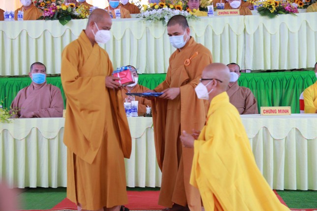 Đại đức Thích Pháp Thông, Trưởng ban Trị sự GHPGVN huyện Bình Đại truyền trao con dấu chùa Tân Linh cho Đại đức Thích Phước Minh Đại đức Thích Pháp Thông, Trưởng ban Trị sự GHPGVN huyện Bình Đại truyền trao con dấu chùa Tân Linh cho Đại đức Thích Phước Minh