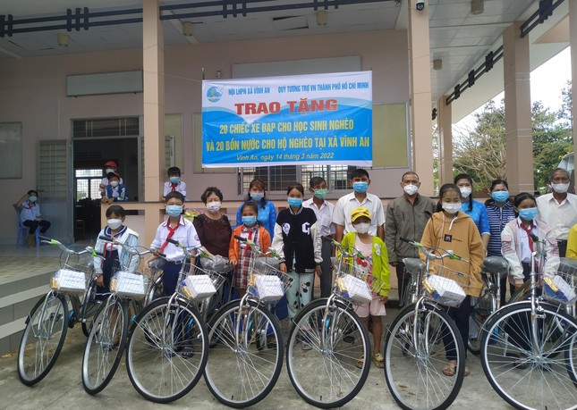 Tặng xe đạp đến các em học sinh xã Vĩnh An Tặng xe đạp đến các em học sinh xã Vĩnh An