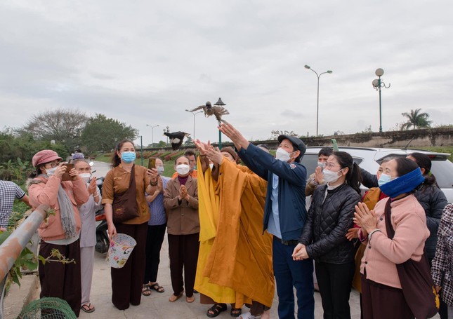Chư Tăng và Phật tử chùa Thanh Hà phóng sanh những chú chim Chư Tăng và Phật tử chùa Thanh Hà phóng sanh những chú chim