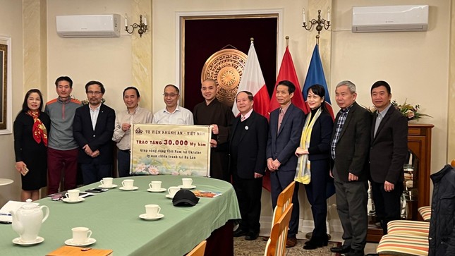 Trao tiền hỗ trợ người Việt tại Ukraine tị nạn chiến tranh ở Ba Lan Trao tiền hỗ trợ người Việt tại Ukraine tị nạn chiến tranh ở Ba Lan